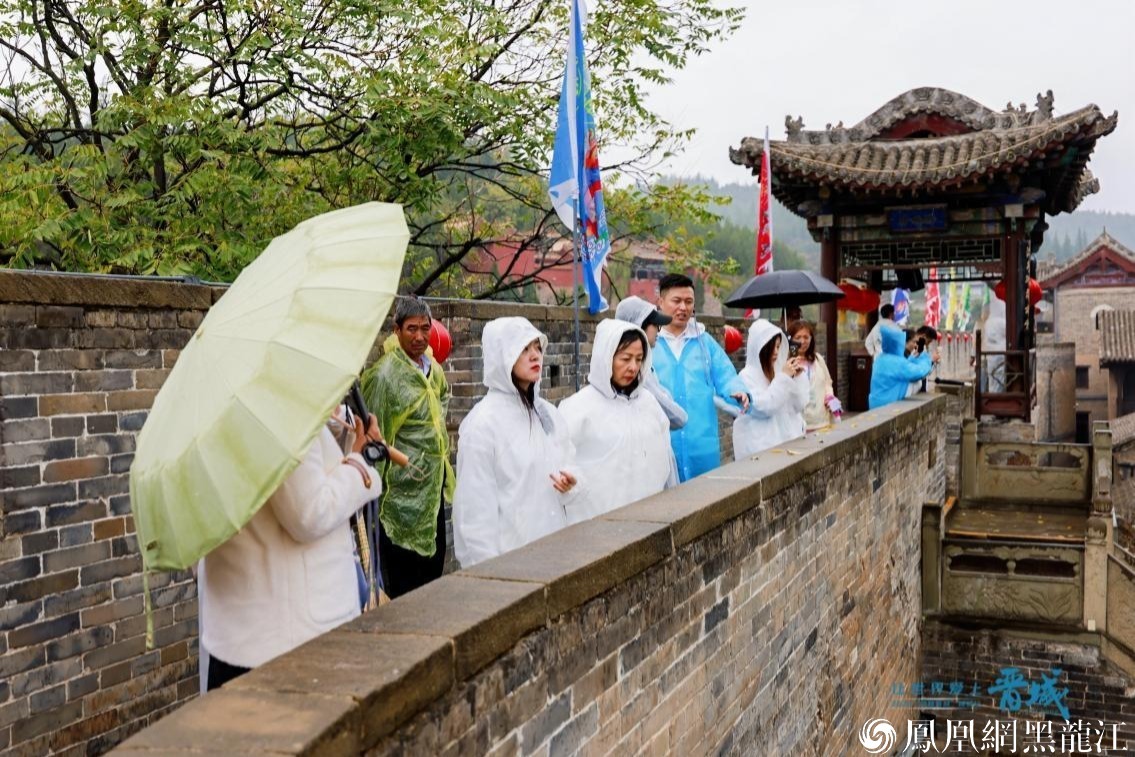 采风团在皇城相府参观。