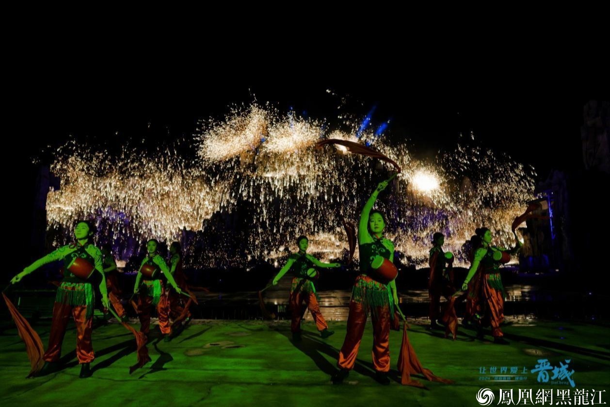 司徒小镇打铁花表演。