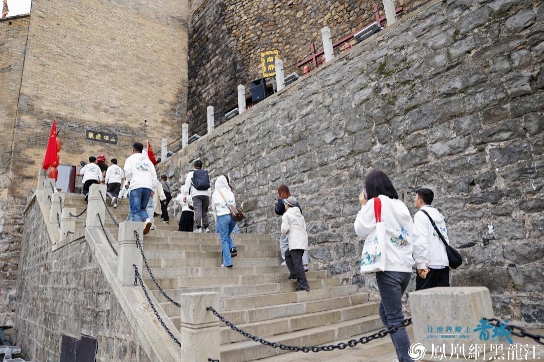 采风团在砥洎城参观。