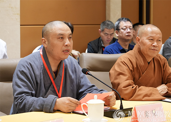 湖南常德夹山寺方丈来见法师宣读贺信（图片来源：凤凰网佛教文化）