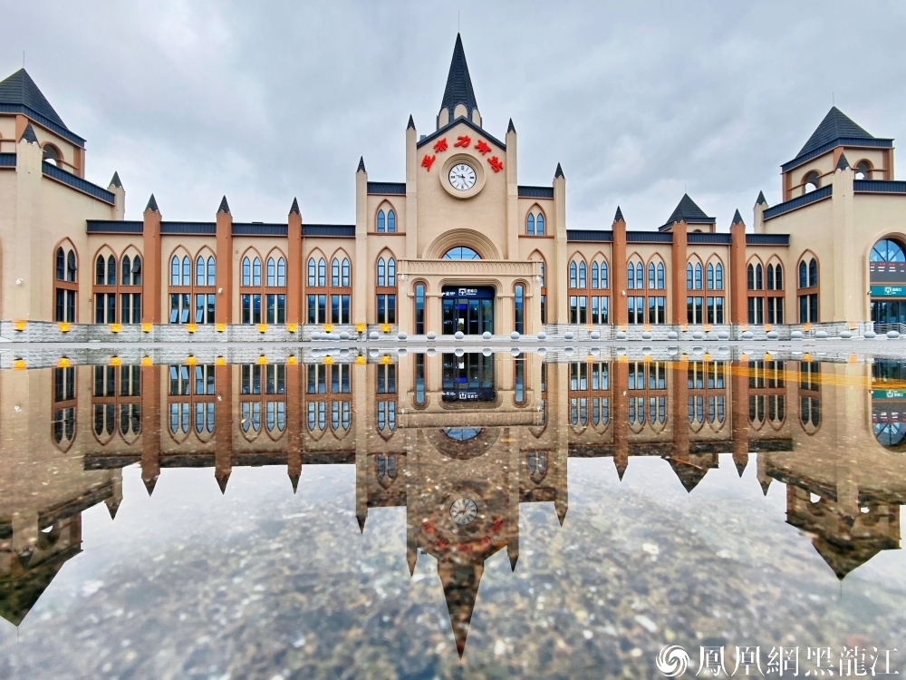 保障亚冬会顺畅出行 亚布力铁路“焕新升级” | 亚布力西站：“冰雪风”装饰，站房扩大一倍 亚布力南站：完成技术改造，为列车提速