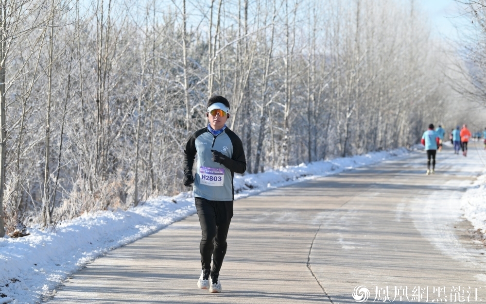 “追着极光跑”2024中国北极·漠河冰雪半程马拉松赛鸣枪开跑