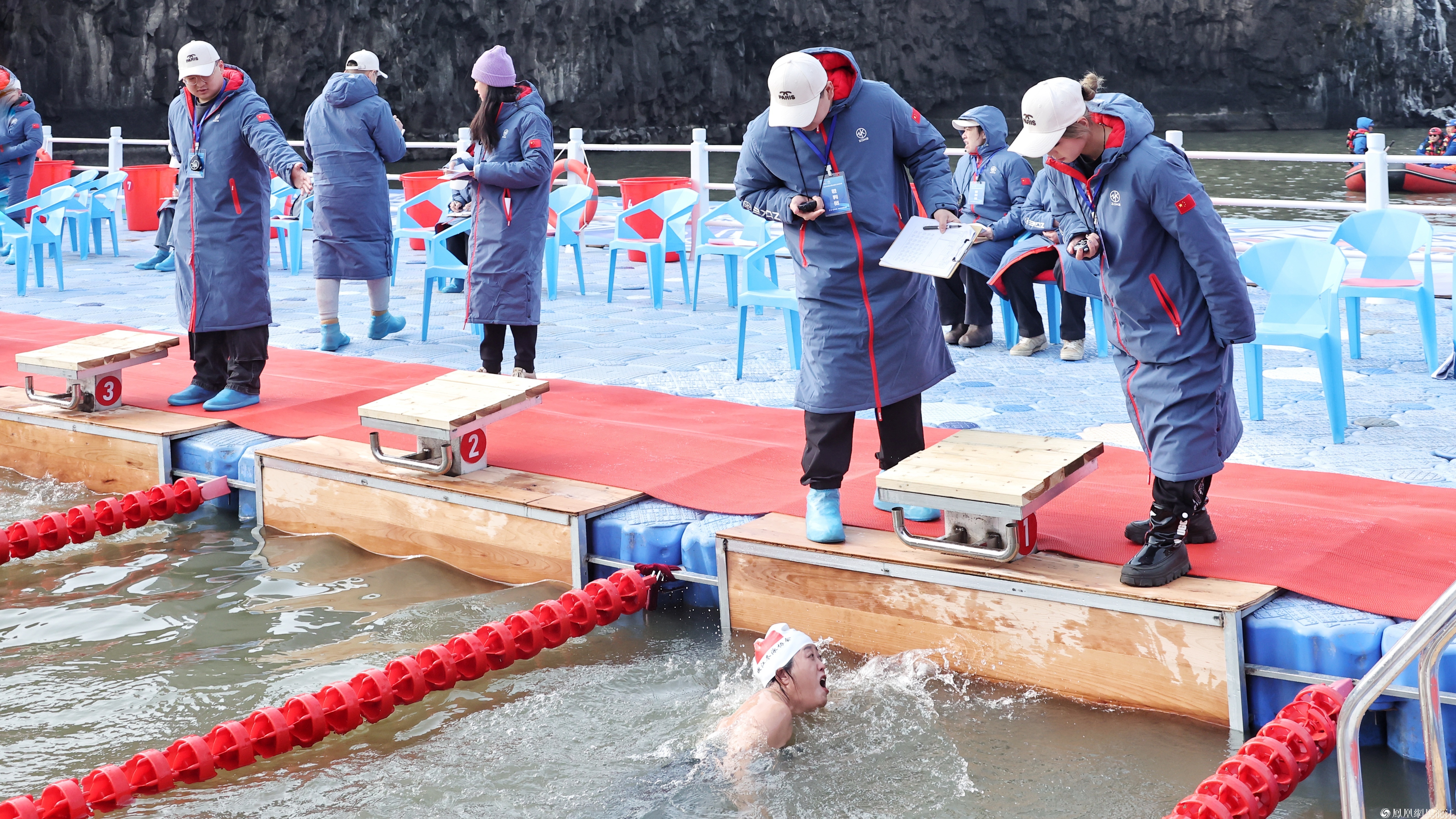 搏击冰浪 奋“泳”争先  第28届全国冬泳锦标赛在牡丹江镜泊湖景区圆满落幕