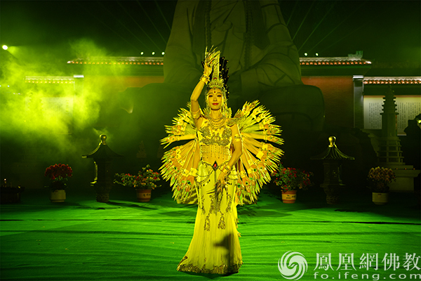 太原舞蹈团表演《千手观音》