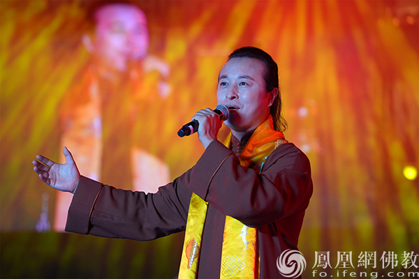 刘奕君演唱《燃灯之歌》