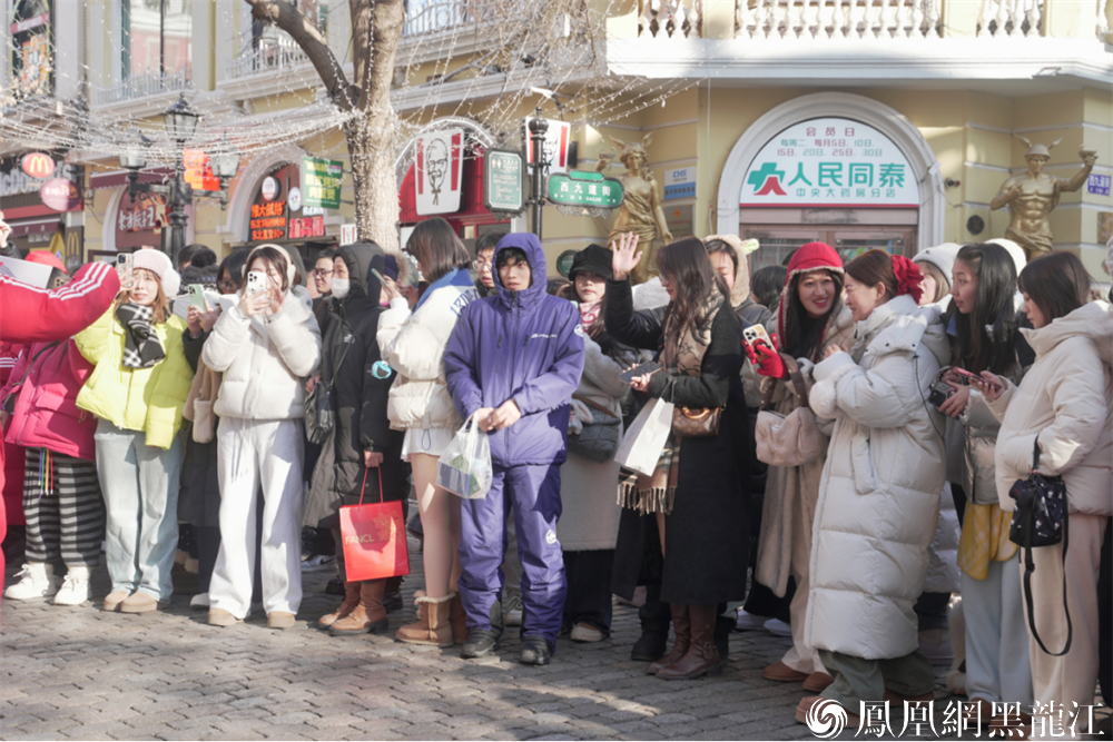 美食变冰雕 哈尔滨网红打卡点＋1 | 龙江肯德基乒乒乓乓大金桶冰雕在中央大街华丽揭幕