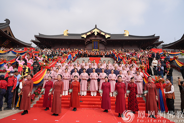 开幕式现场,演唱百花古寺寺歌