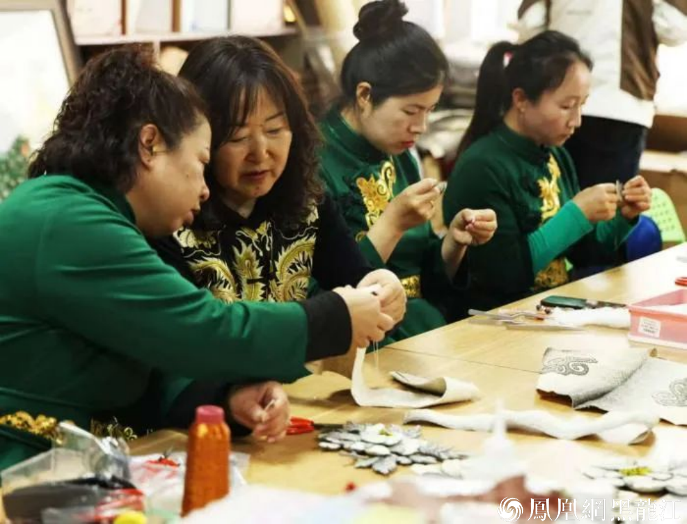 抚远市黑龙江省级非物质文化传承人王桂荣制作鱼皮制品