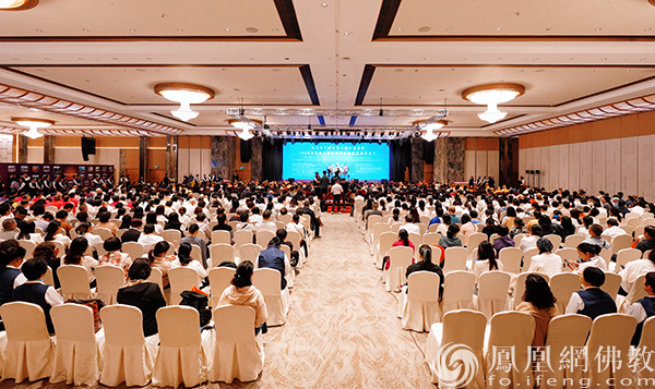 首屆澳門佛教青年國際論壇暨2025粵港澳大灣區碩博法師懇談會在澳門開幕
