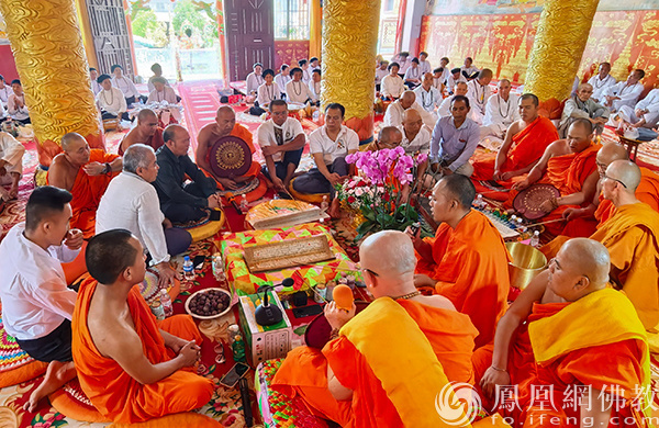 云南临沧南传佛教各县区佛寺举行“苏坦弄”祈福仪式