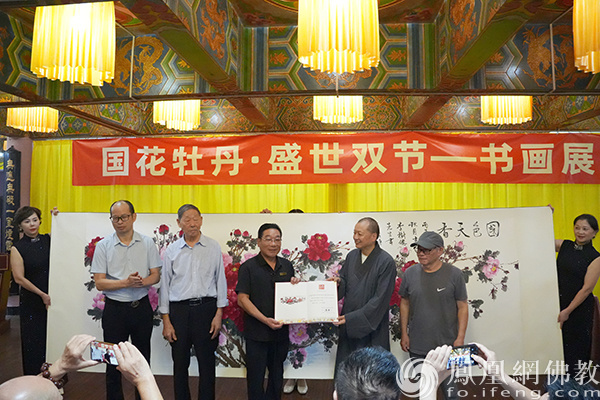 李氏牡丹画院代表向华岩寺捐赠画作