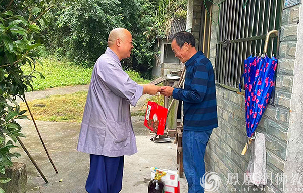 江西修水黄龙寺开展中秋送温暖活动,为17户困难群众送去节日关怀