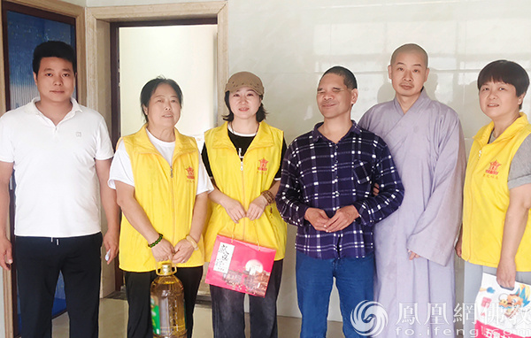 江西修水黄龙寺开展中秋送温暖活动,为17户困难群众送去节日关怀