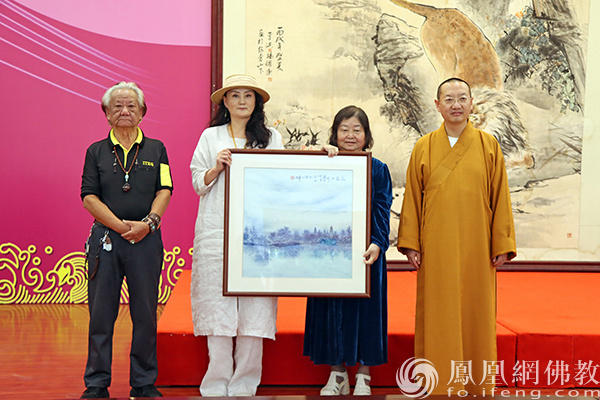 大理州著名艺术家辛恒先生向崇圣寺捐赠艺术作品