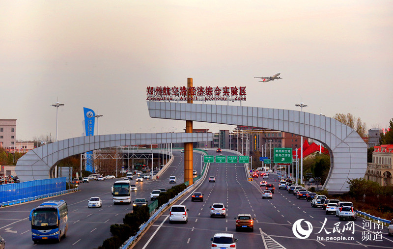 一条"空中丝路"腾飞一座城