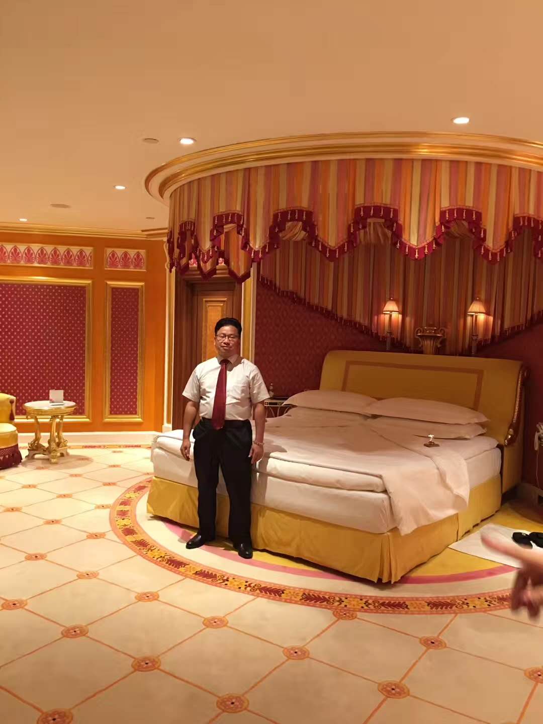陈炳地教授在七星级帆船酒店25楼总统套房在广东出生,在马来西亚长大