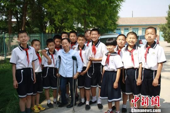 图为张兰萍和学生合影。(资料图) 钟欣摄