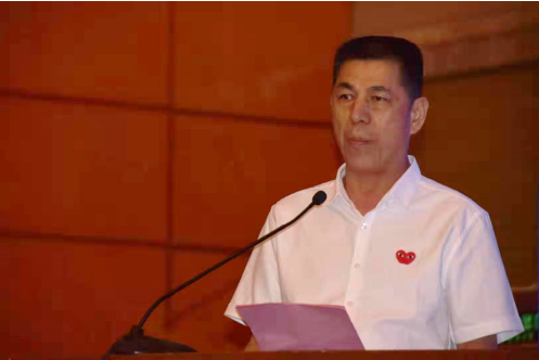 企业代表贵州天瀑集团董事长杨光胜发言