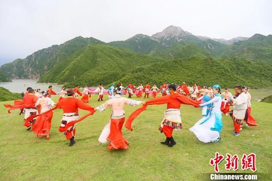 锅庄是藏语“果卓”的音译，意思为“圈圈舞”，即为围成圆圈跳舞的意思。　高展摄