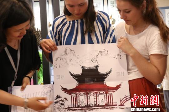 图为俄罗斯女孩展示以中国园林为元素的自创手工书。　闫姣摄