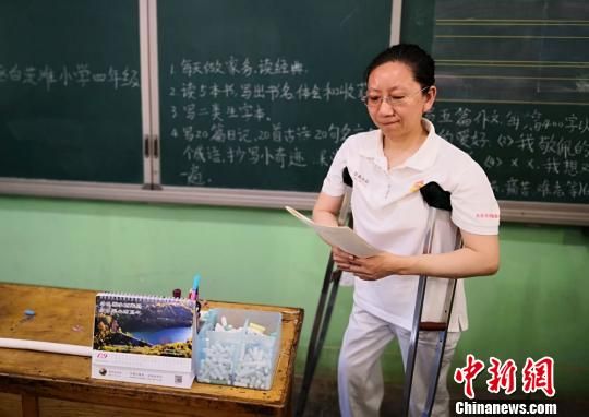 甘肃“双拐教师”张兰萍，从事教育工作30余年来，经历过泪水、艰辛，但她用敬业精神以及先进教学理念“征服”学生家长的心。　刘玉桃摄
