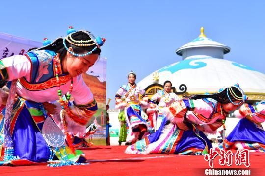 图为蒙古族传统舞蹈表演。　武雪峰摄