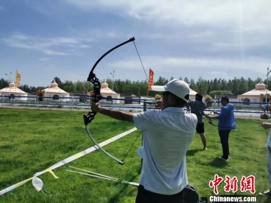 图为游客体验蒙古族传统射箭。　武雪峰摄