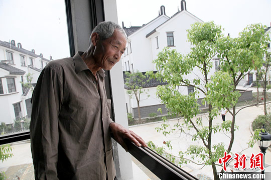 资料图：一农民正在看房。庄毅摄