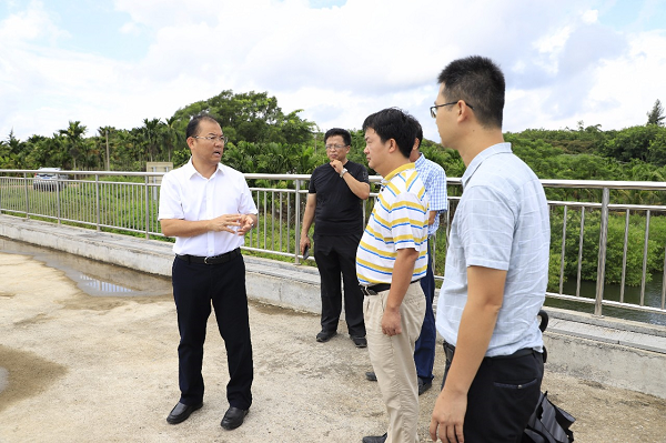 定安县长李开文深入乡镇调研农村饮水安全问题