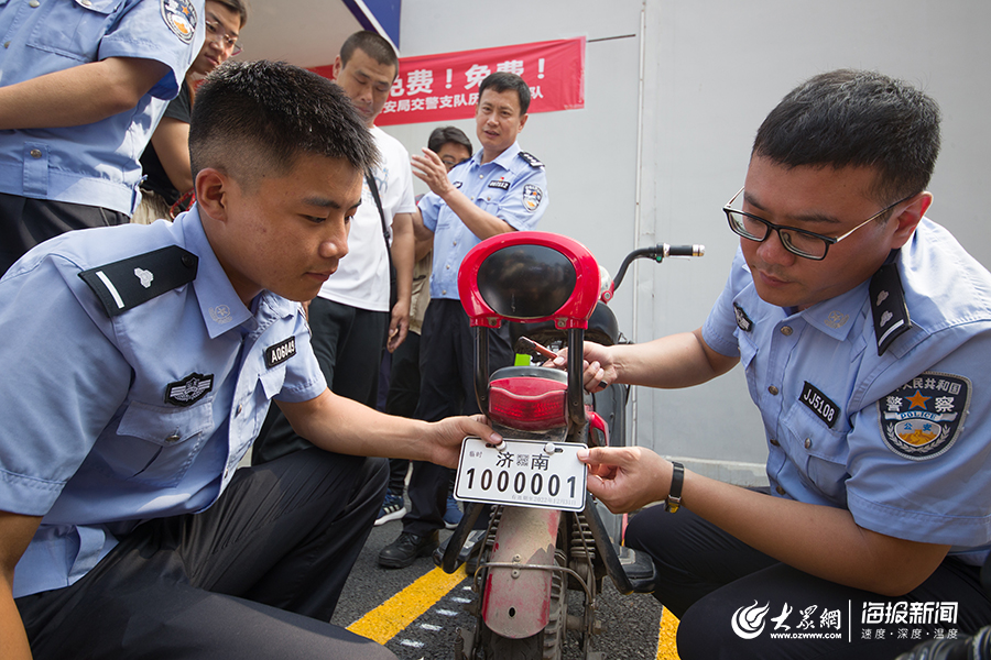 交警正在为市民安装电动车临时牌照