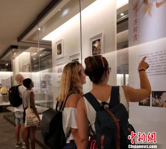 图为冉艺飞去年在台湾参展麦秆画时，现场吸引众多观赏者驻足了解通渭麦秆画。(资料图) 钟欣摄