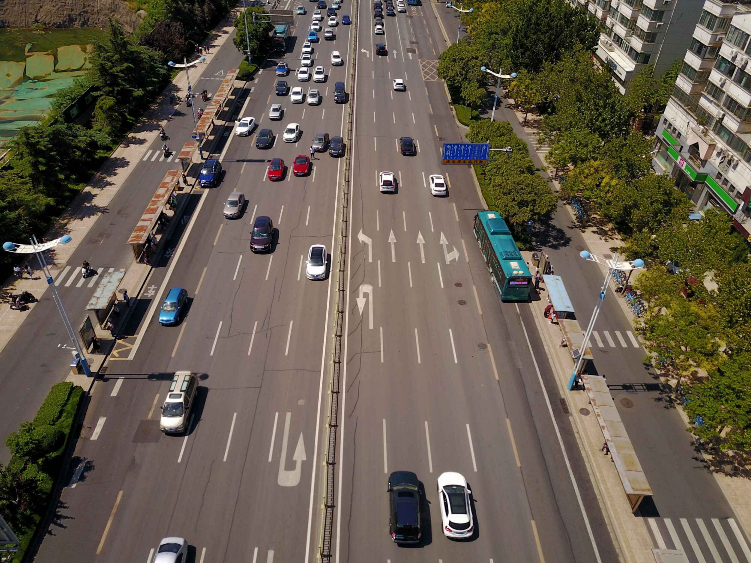 济南经十路正在大修管道井盖变成这幅模样
