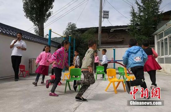 杨锋带孩子们做游戏。