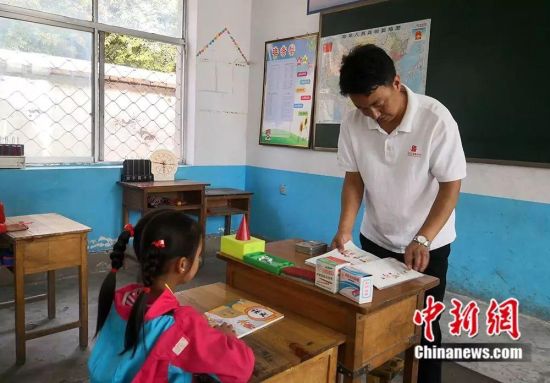 杨锋给孩子们上课。