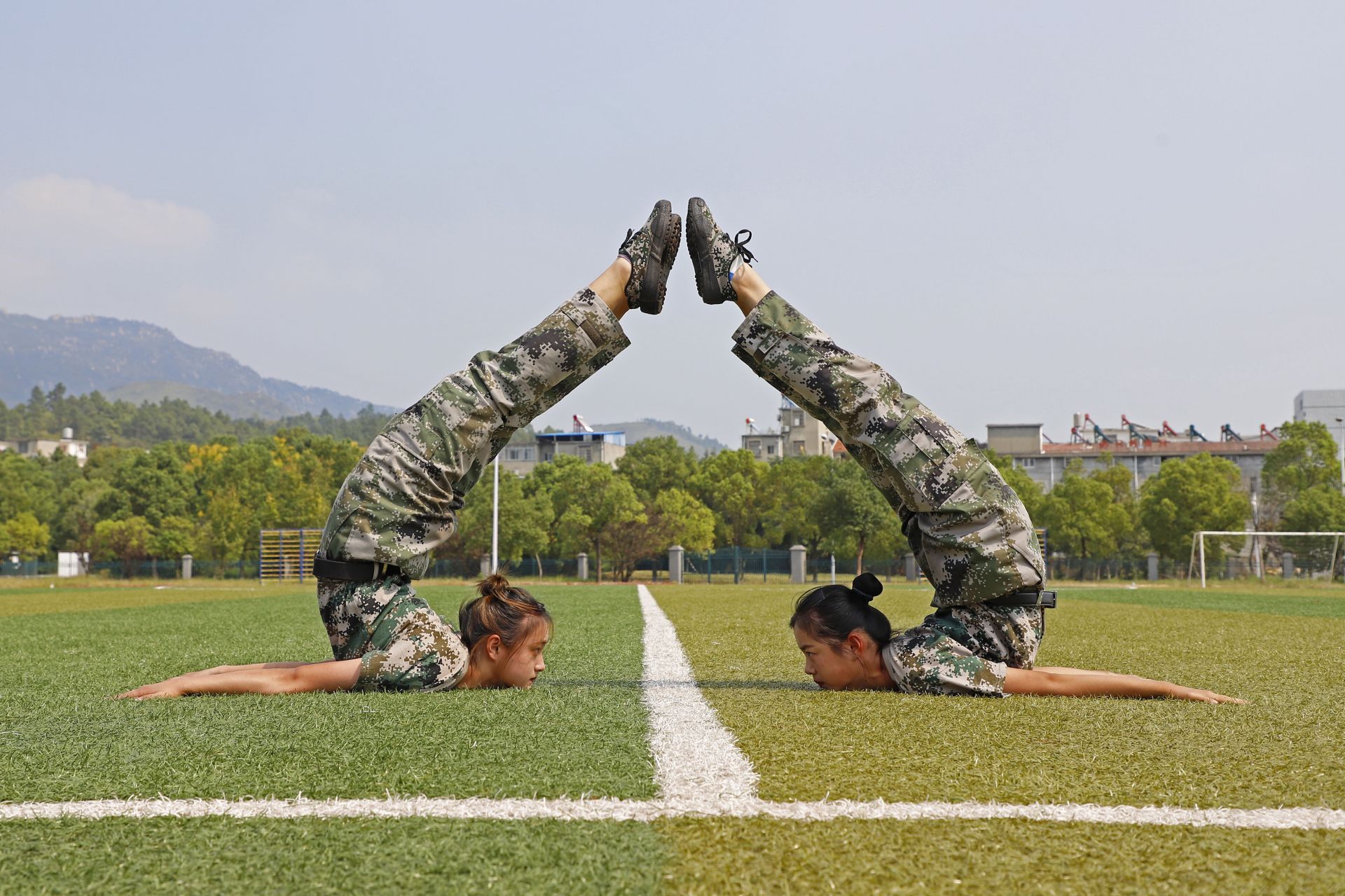 舞蹈系军训安庆师大新生军训高难度动作惊呆师生