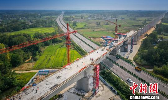 航拍安(庆)九(江)高铁潜水河特大桥跨G35连续梁中跨。　韩苏原摄