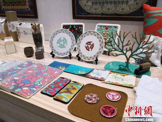 图为以敦煌文化为主题的设计文创产品。(资料图) 丁思摄 图为以敦煌文化为主题的设计文创产品。(资料图) 丁思摄