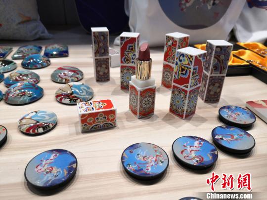 图为以敦煌文化为主题的设计文创产品。(资料图) 丁思摄 图为以敦煌文化为主题的设计文创产品。(资料图) 丁思摄