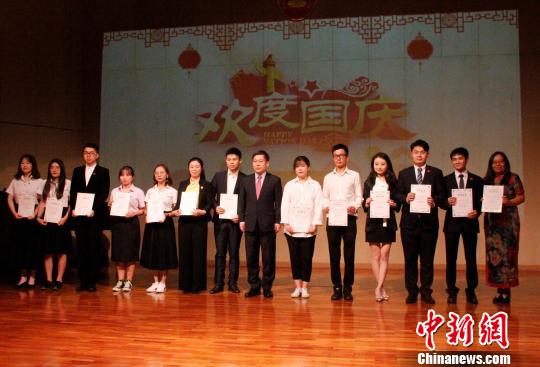 中国驻泰国大使吕健为优秀学生干部颁奖并合影。　王国安摄