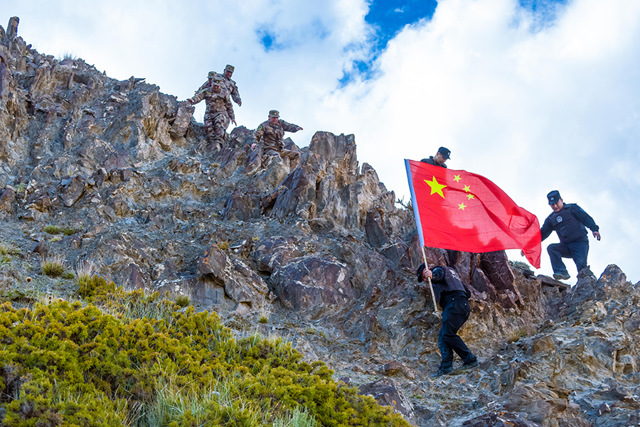 边境国旗飘扬传递爱国情怀