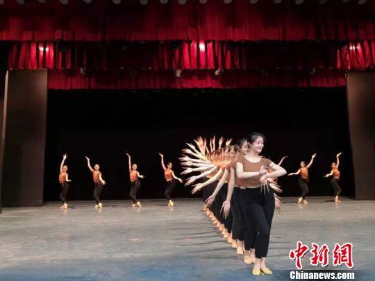 2019年9月，兰州文理学院艺术职业学院学生正在排练敦煌舞。　丁思摄