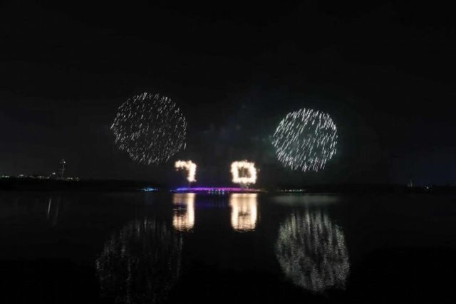 大型烛光“生日蛋糕”、四个层次立体“70”数字特效烟花飞升至空中,绚丽绽放,逐步展开祖国壮丽的画卷,表达了华夏儿女对祖国的深深祝福。