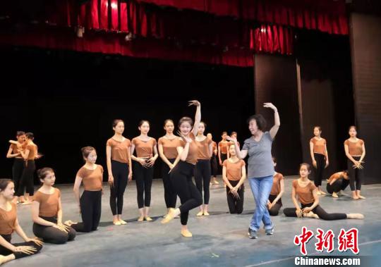 2019年9月，“敦煌舞教学的创始人”84岁的高金荣(中)正在为兰州文理学院艺术职业学院学生示范指导动作。　丁思摄