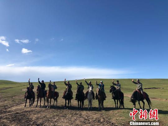 图为山丹马场的牧马人。　徐雪摄