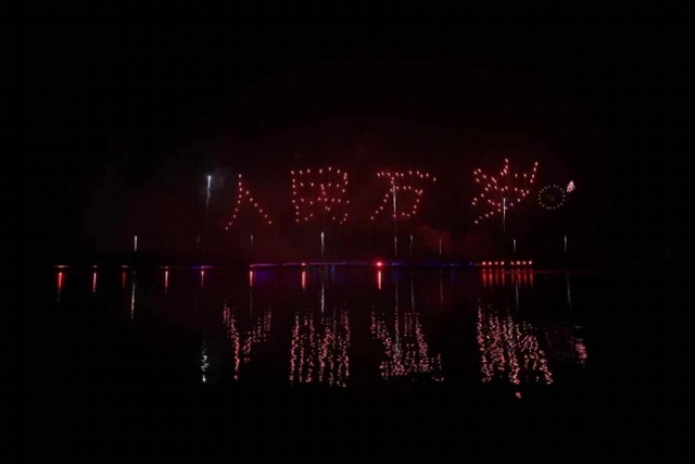 展示特效礼花,“祖国万岁,人民万岁”的特色烟花在空中绽放,表达对祖国的由衷礼赞。