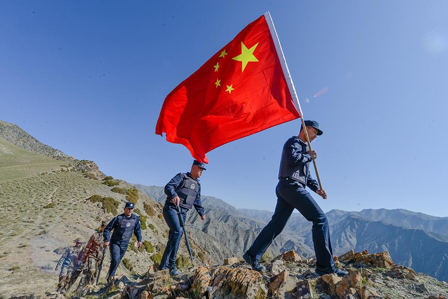 边境国旗飘扬传递爱国情怀