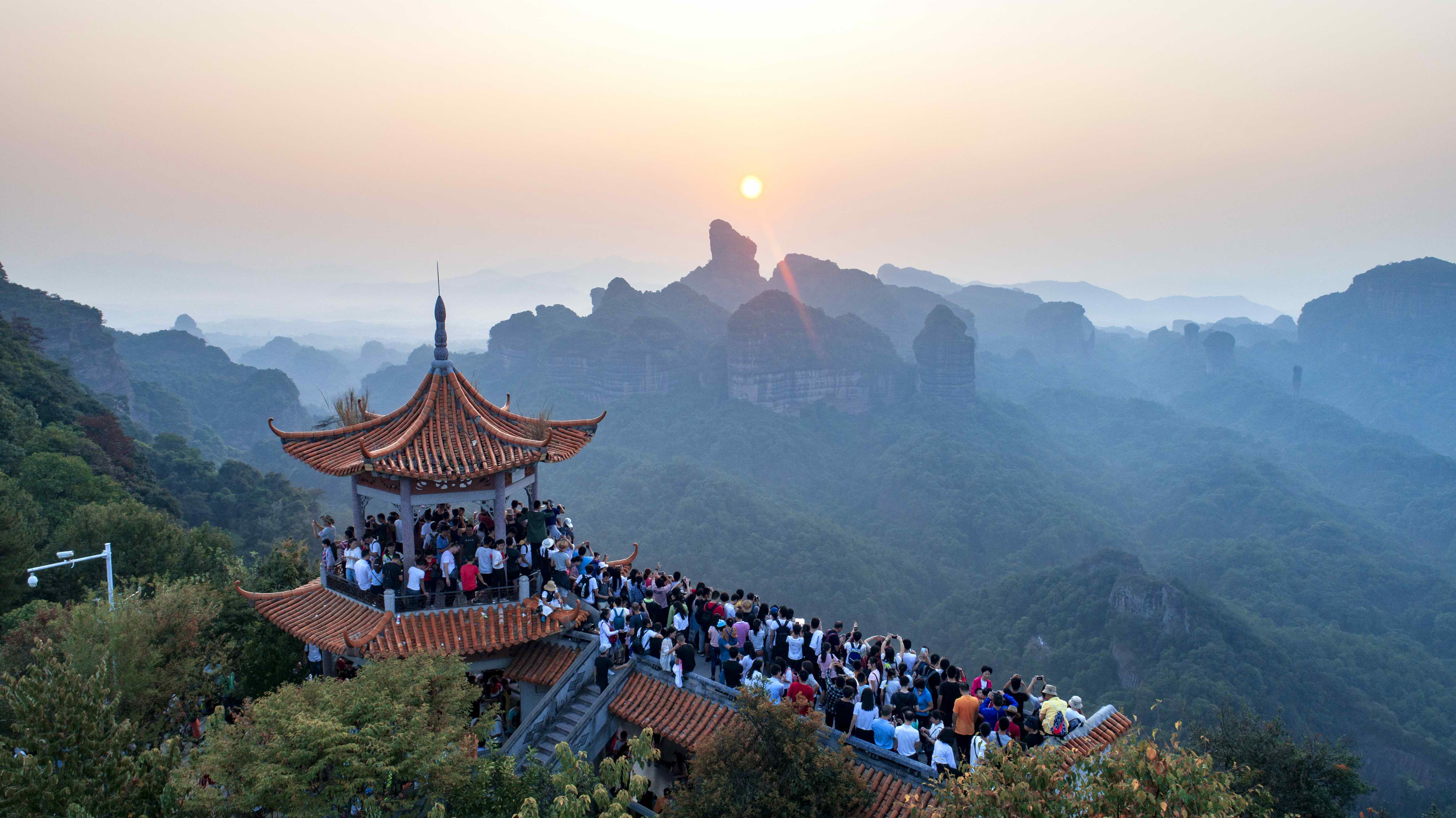 韶关十一假期过半丹霞山接待游客逾24万人次