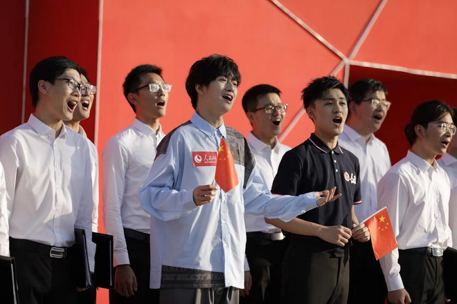 献唱我和我的祖国主题之夜刘彬濠歌声点亮中国红