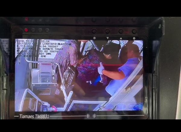 小举动有爱心!郑州B12路车长的一个举动暖到