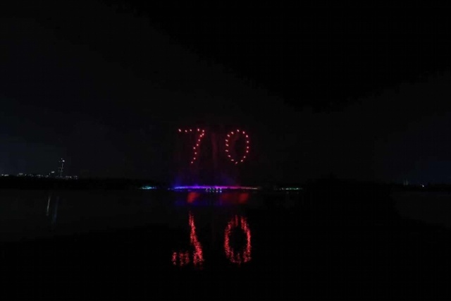大型烛光“生日蛋糕”、四个层次立体“70”数字特效烟花飞升至空中,绚丽绽放,逐步展开祖国壮丽的画卷,表达了华夏儿女对祖国的深深祝福。
